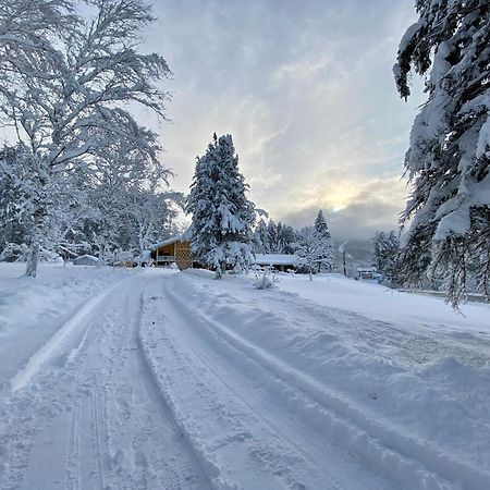 Snowdon Chalet Motel Londonderry ภายนอก รูปภาพ