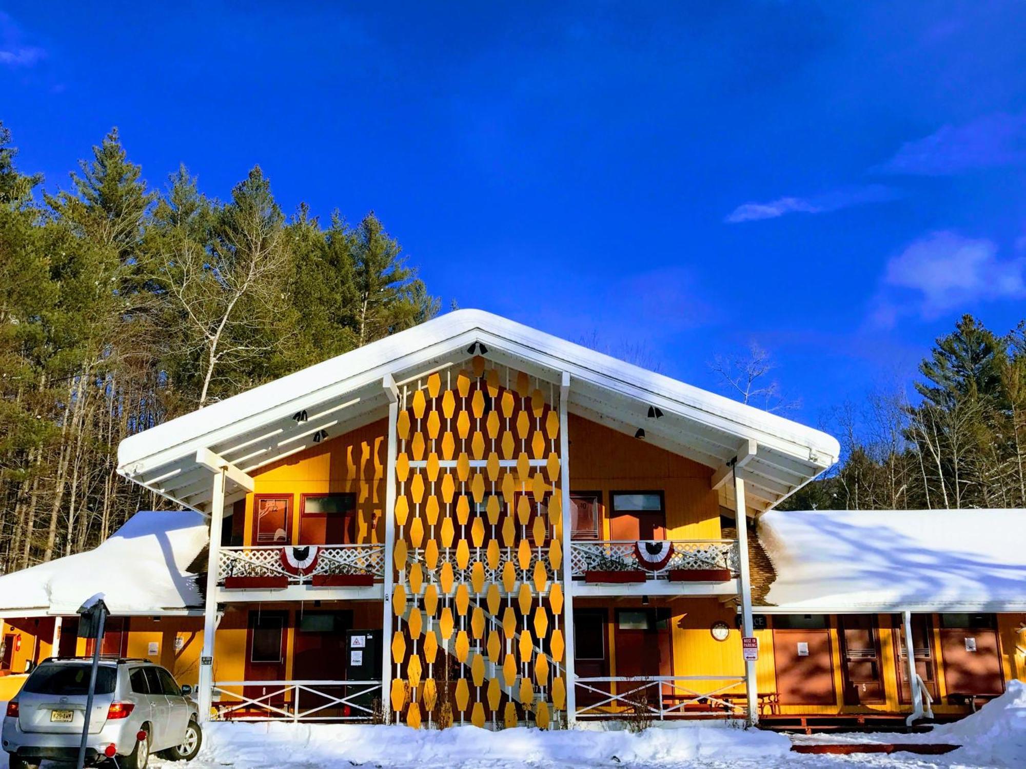 Snowdon Chalet Motel Londonderry ภายนอก รูปภาพ